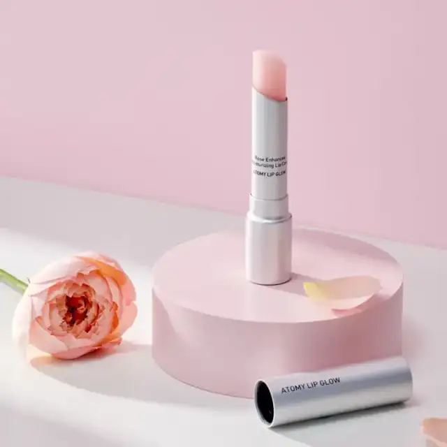 Atomy Lip Glow sobre una base rosa