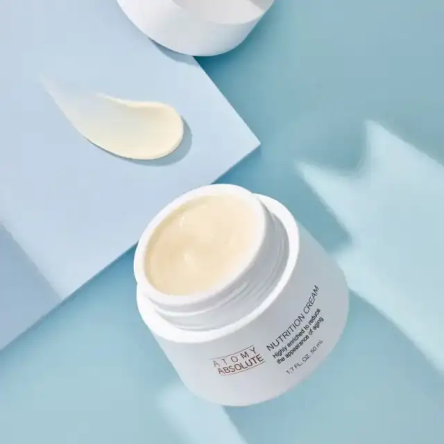 Atomy Absolute Nutrition Cream sobre fondo azul