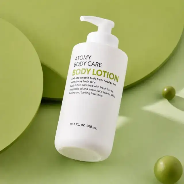 Loción corporal Atomy Body Care sobre fondo verde