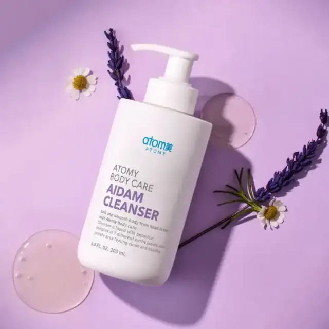 Atomy Aidam Cleanser sobre fondo lavanda